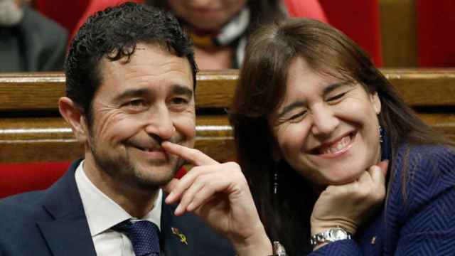 Damià Calvet, consejero catalán de Territorio (i), junto a Laura Borràs, titular de Cultura / EFE