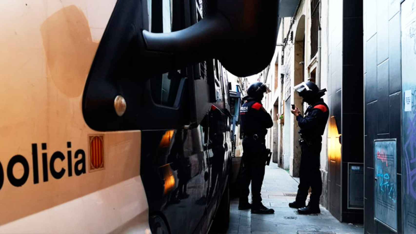 Imagen de la operación de los Mossos d'Esquadra y la Guardia Urbana contra los narcopisos / CME