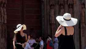 Dos turistas recorren el casco antiguo de la ciudad de Valencia durante la ola de calor / EFE