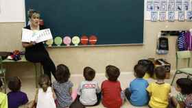 Una profesora da clase a niños; el TS anula los despidos a profesores interinos en junio