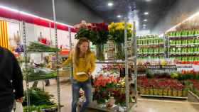 Una florista compra en Mercabarna / MERCABARNA-FLOR