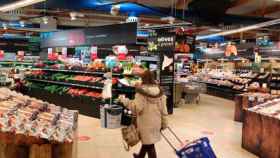 Una mujer hace sus compras de Navidad en un supermercado de Barcelona / EFE