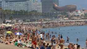 La playa de la Barceloneta, en una imagen de archivo / EFE
