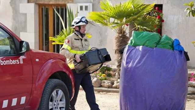 Un bombero con restos del castillo hinchable del restaurante Mas Oller, de Caldes de Malavella (Girona) / EFE