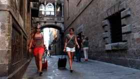 Dos turistas pasean por Ciutat Vella (Barcelona) / CG