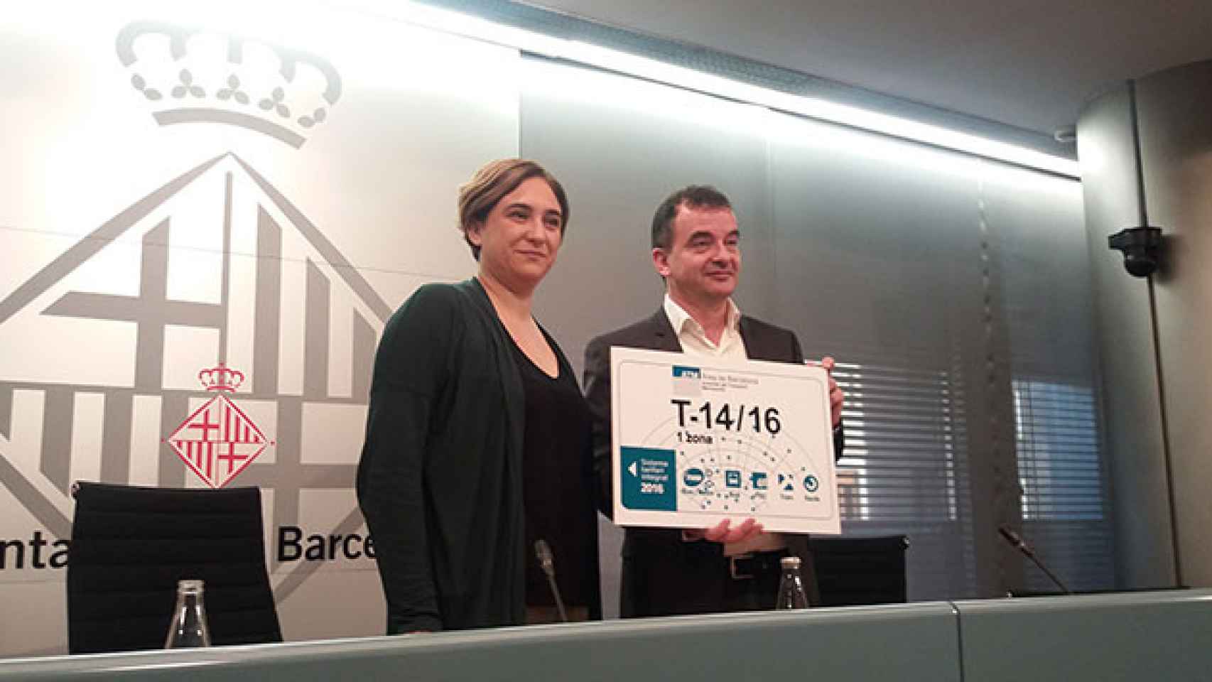 Ada Colau y Alfred Bosch, junto a la tarjeta T-14/16 / AYUNTAMIENTO DE BARCELONA