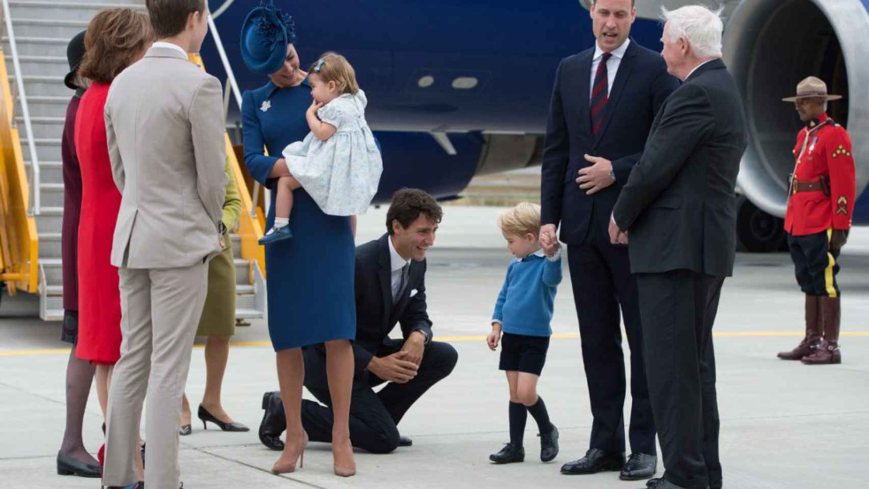 El primer ministro de Canadá, Justin Trudeau, recibe a los duques de Cambridge y a sus hijos, el príncipe Jorge y la princesa Carlota / CG