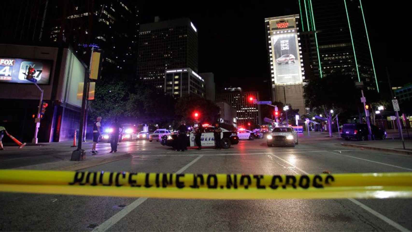 Imagen de lugar del tiroteo en Dallas que ha costado cinco vidas de policías y herido a seis.