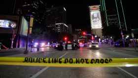 Imagen de lugar del tiroteo en Dallas que ha costado cinco vidas de policías y herido a seis.