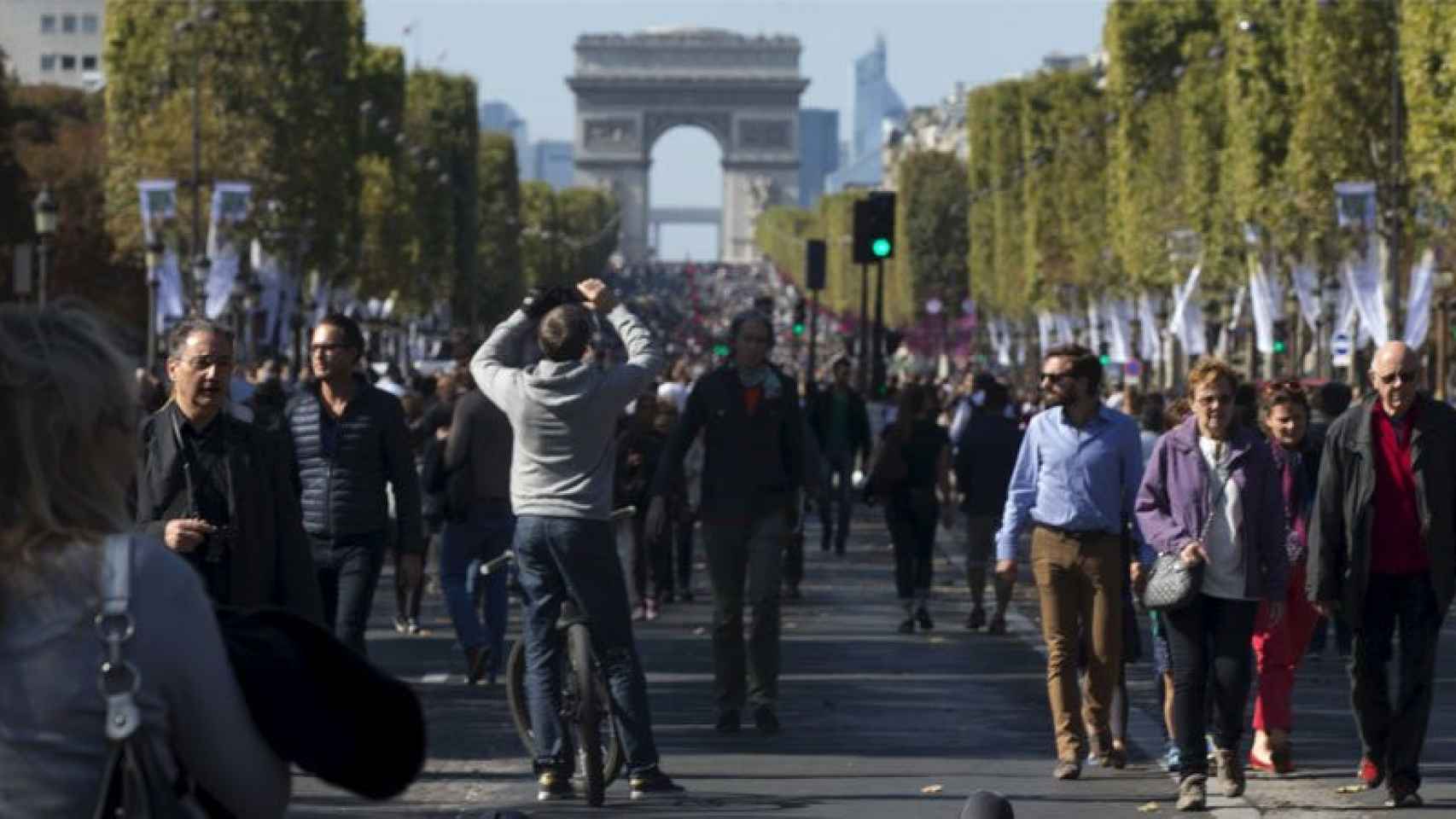 Imagen de los Campos Elíseos de París sin coches, peatonal para los ciudadanos.
