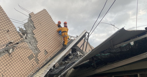El personal de emergencias evacúa a una persona herida durante el terremoto / EP