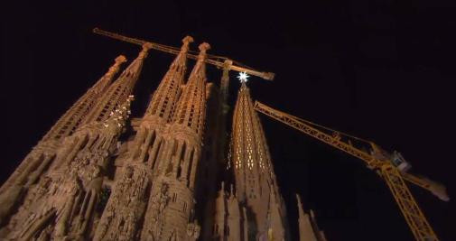 Encendido de la estrella de la torre de la Virgen de la basílica de la Sagrada Familia de Barcelona / CG
