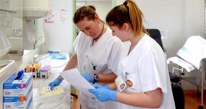 Imagen de archivo de dos profesionales de enfermería del sistema público catalán / ICS