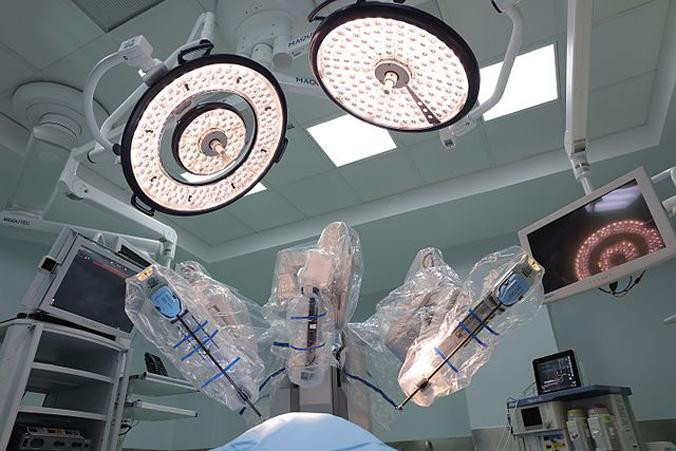 Imagen del robot Da Vinci para intervenciones quirúrgicas / HOSPITALHOMS - WIKIMEDIA COMMONS
