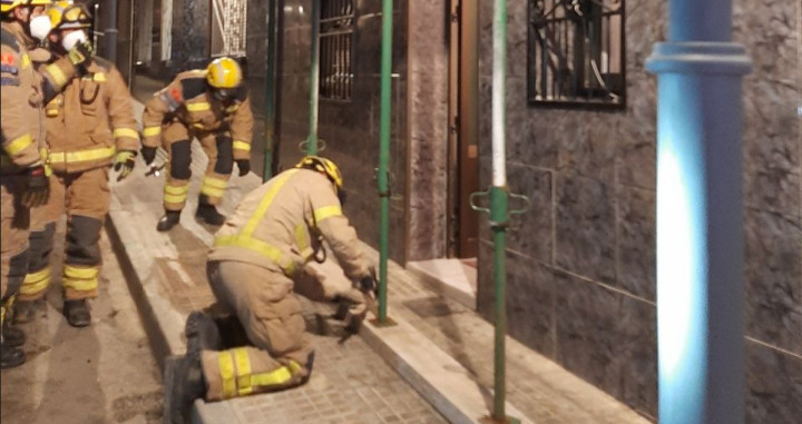 Bomberos apuntalan un edificio en Tarragona tras desplomarse el techo de uno de los pisos / BOMBERS