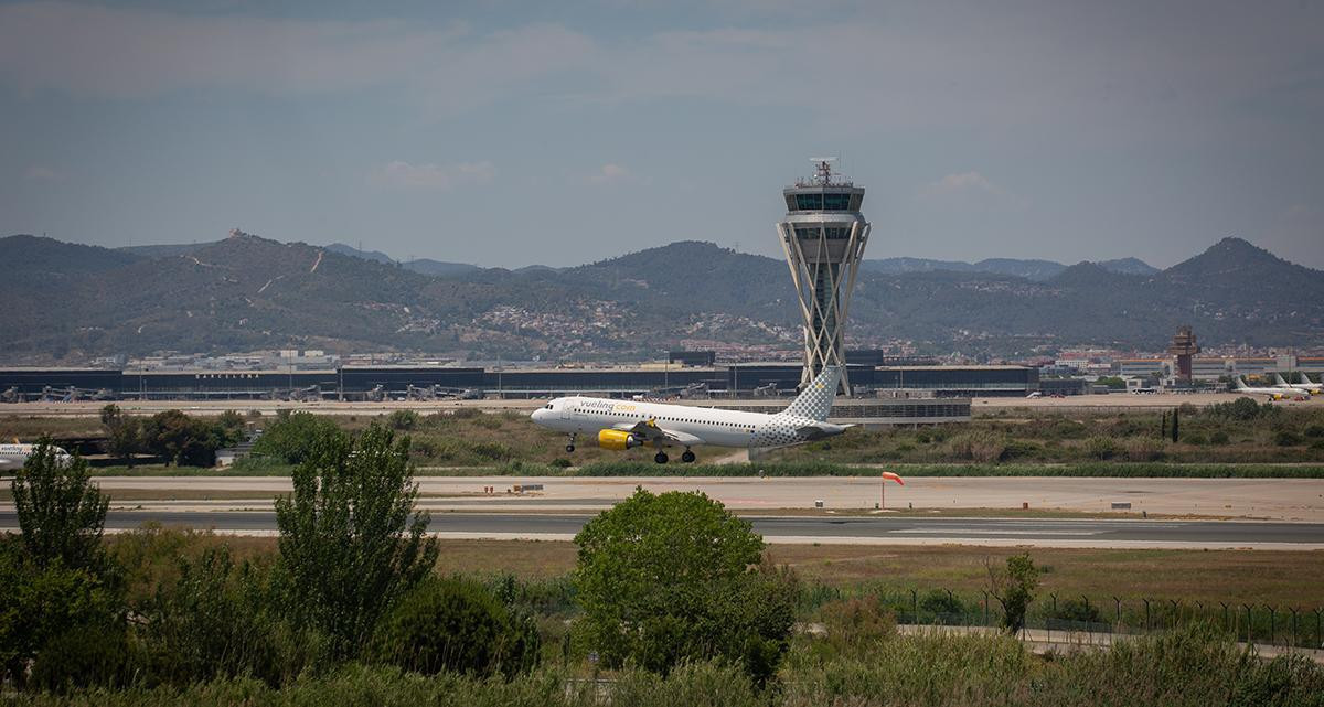 Un avión de Vueling despegando desde El Prat / EP