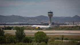 Un avión de Vueling despegando desde El Prat / EP