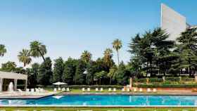 Imagen de la piscina exterior del hotel Fairmont Juan Carlos I de Barceona / Cedida