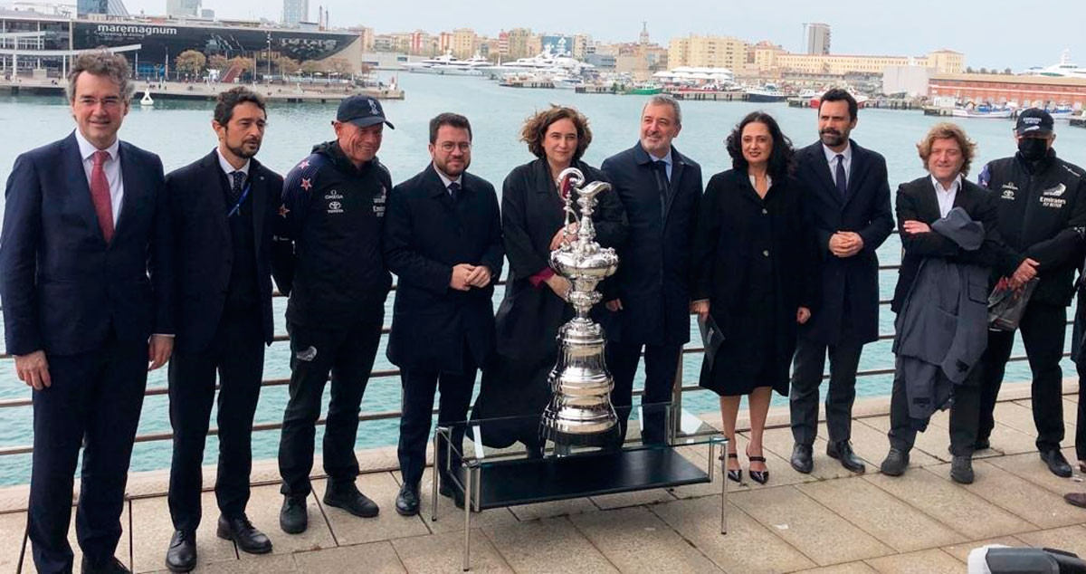 Las autoridades, con el trofeo de la Copa América, que se celebrará en Barcelona / EP