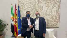 El presidente de la Junta de Extremadura junto al delegado especial del Estado en el CZFB y presidente del SIL en Extremadura / CZFB