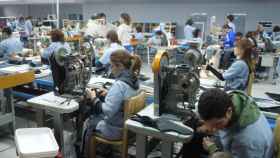 Las fábricas de la industria zapatera, afectada por la escasez de materiales como cremalleras y cuero / EP