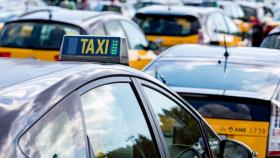 Un grupo de taxis circulan por una calle de Barcelona / EP