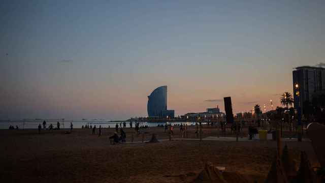 La playa de Barcelona con el hotel Vela al fondo / E