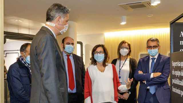 García Albiol durante su visita a la oficina de Aigües de Barcelona en Badalona