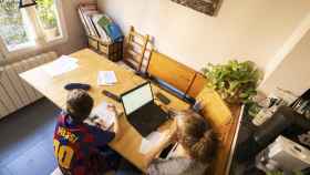 Dos niños hacen los deberes en su casa durante el confinamiento / EUROPA PRESS