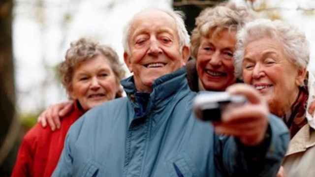 Un grupo de beneficiarios de asistencia domiciliaria se hace un selfie / EP