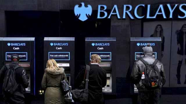 Cajeros automáticos de una sucursal del banco británico Barclays en la que sacar dinero efectivo/ EFE
