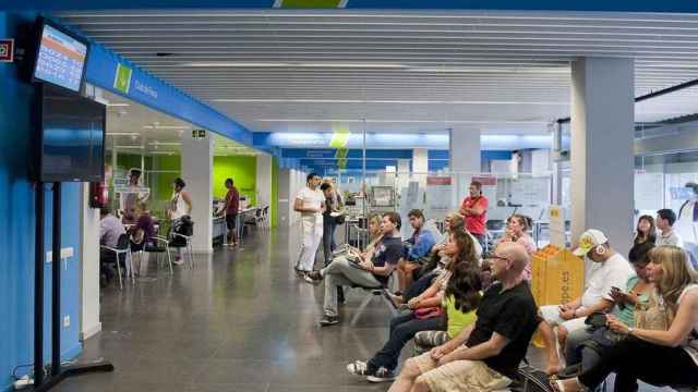 Personas en el paro esperan su turno en una oficina de empleo en Cataluña / AJ. MONTMELÓ