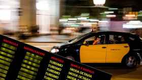 Imagen de un taxi en Barcelona y el documento con las matrículas de Uber que están difundiendo los conductores / CG