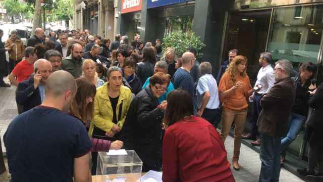 Los trabajadores de 'El Periódico' votaron la propuesta de huelga en urnas en la calle, fuera de la empresa / TWITTER