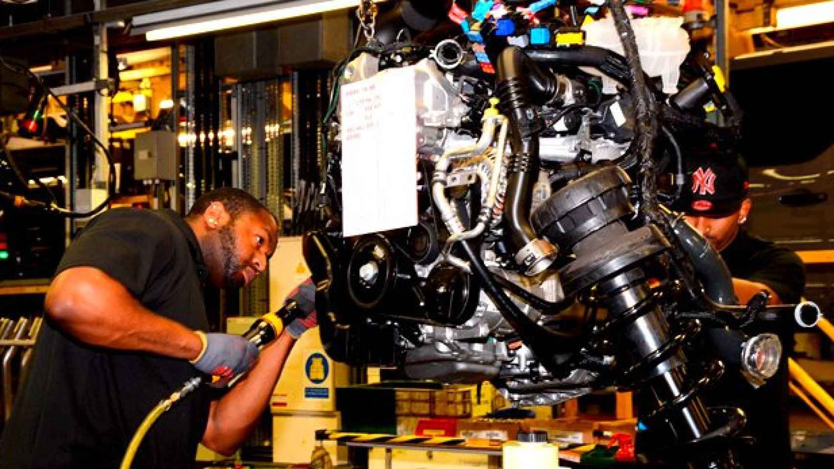 Un operario trabaja en la línea de producción de motores de la planta de Opel en Luton (Reino Unido) / CG
