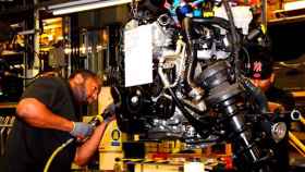 Un operario trabaja en la línea de producción de motores de la planta de Opel en Luton (Reino Unido) / CG
