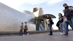 Un grupo de turistas ante el Museo Guggenheim de Bilbao / EFE