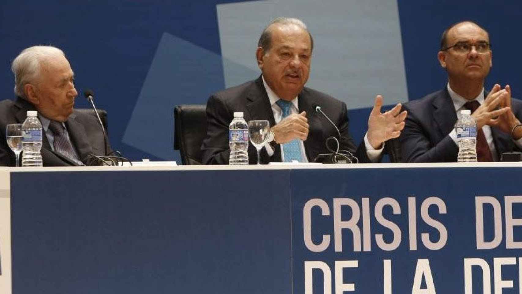 El empresario mexicano Carlos Slim (centro) en la sesión inaugural del encuentro del Circulo de Montevideo en Alicante