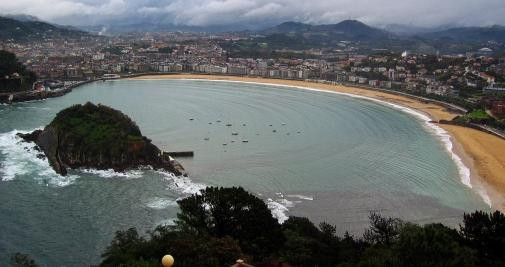 Vista de San Sebastián con la playa de la Concha en primer término