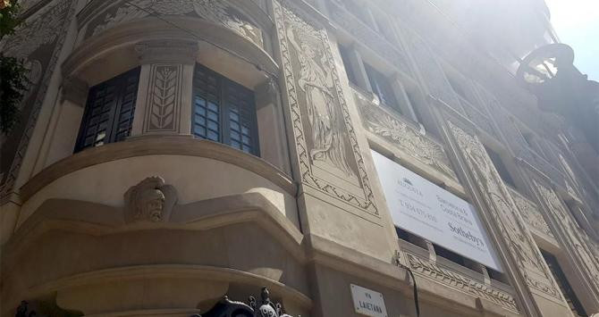 Fachada de la promoción de la Casa Felip Colldeflors, transformada en pisos de lujo en Barcelona / CG