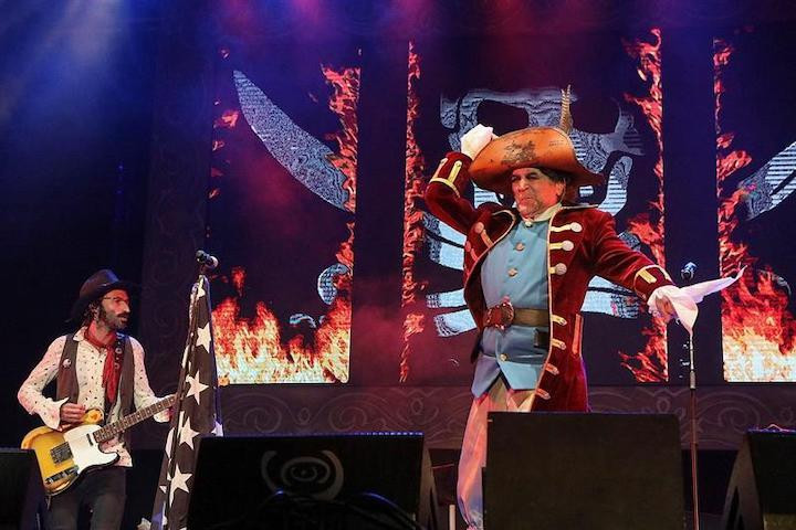 Joaquín Sabina durante su actuación en el Carnaval de Cádiz / EFE