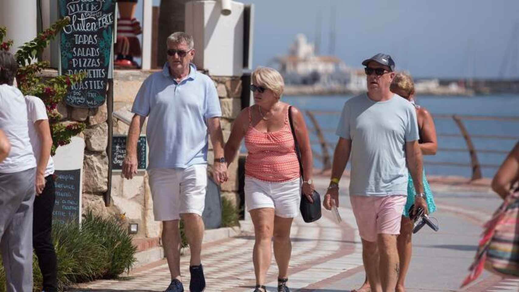 Turistas en la costa española