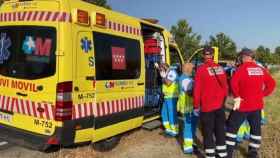 Una ambulancia del SUMMA aparca en la cuneta en la que han hallado a dos mujeres atropelladas / EP