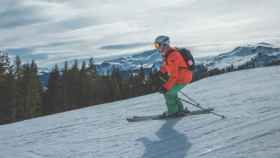Joven practicando esquí / Ben Koorengevel en UNSPLASH