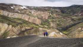 Dos turistas en uno de los espectaculares parajes de Islandia / Pexels EN PIXABAY
