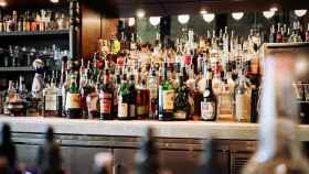 El mostrador de un bar con la barra repleta de botellas alcohólicas / CG