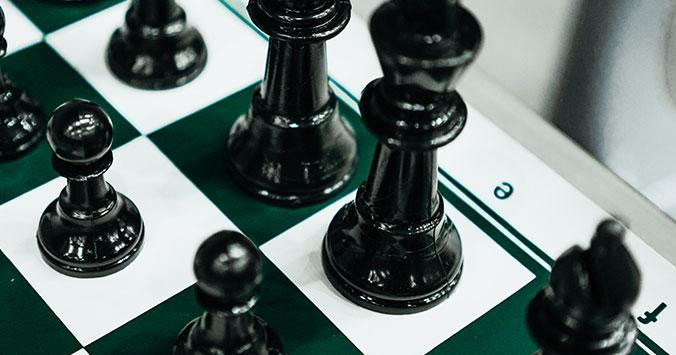 Fichas de sobre un tablero de ajedrez, un juego de mesa / UNSPLASH