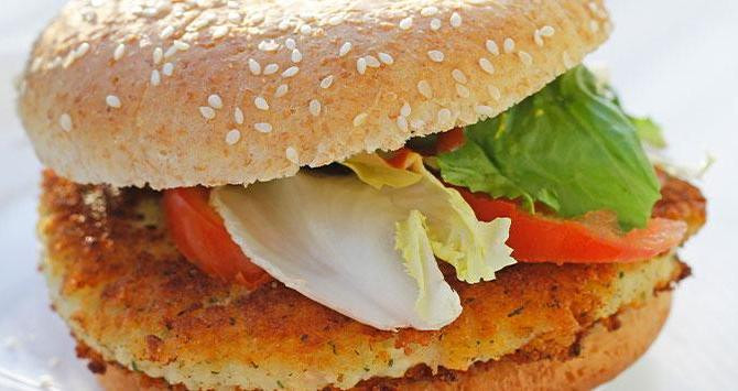 Una de las muchas hamburguesas veganas en primer plano / UNSPLASH