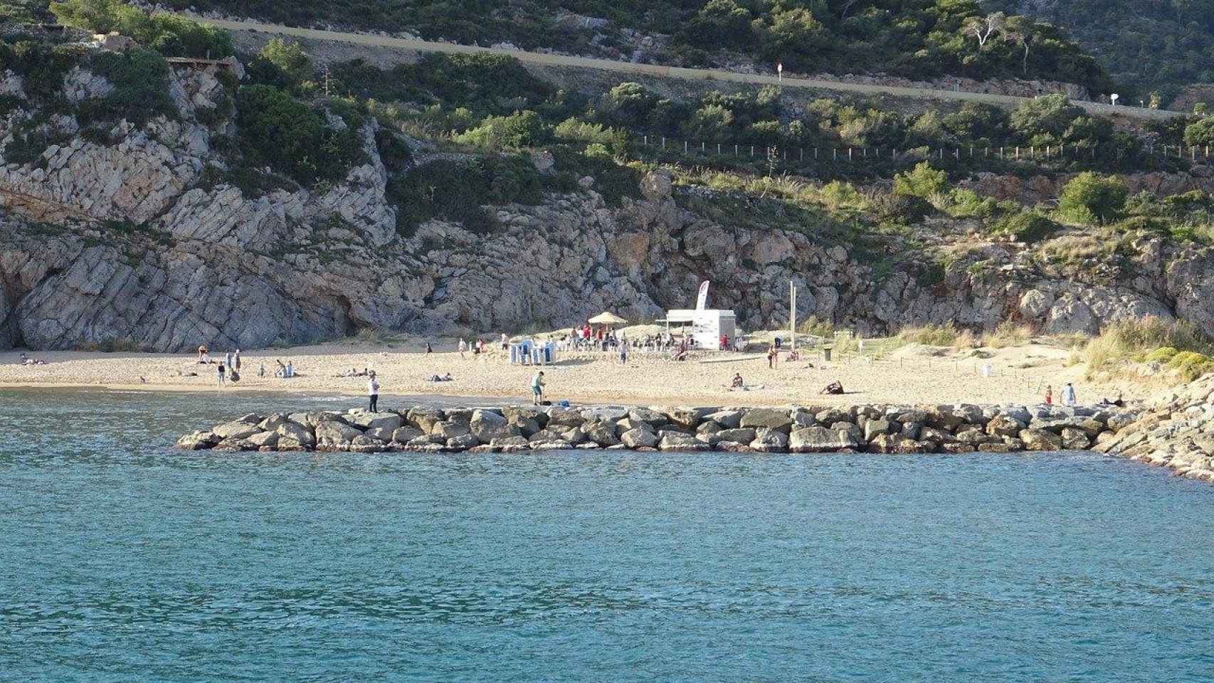 Una de las playas de la costa de Sitges, una de las mejores excursiones para realizar / Rafael Ochoa - PIXABAY