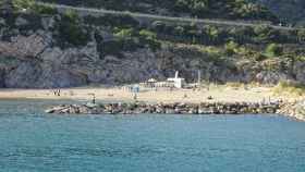 Una de las playas de la costa de Sitges, una de las mejores excursiones para realizar / Rafael Ochoa - PIXABAY